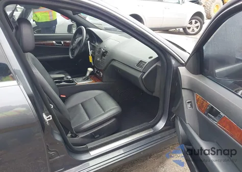 2010 Mercedes-Benz C 300 Luxury/Sport z USA, uszkodzony, nr VIN WDDGF5EB6AR107724